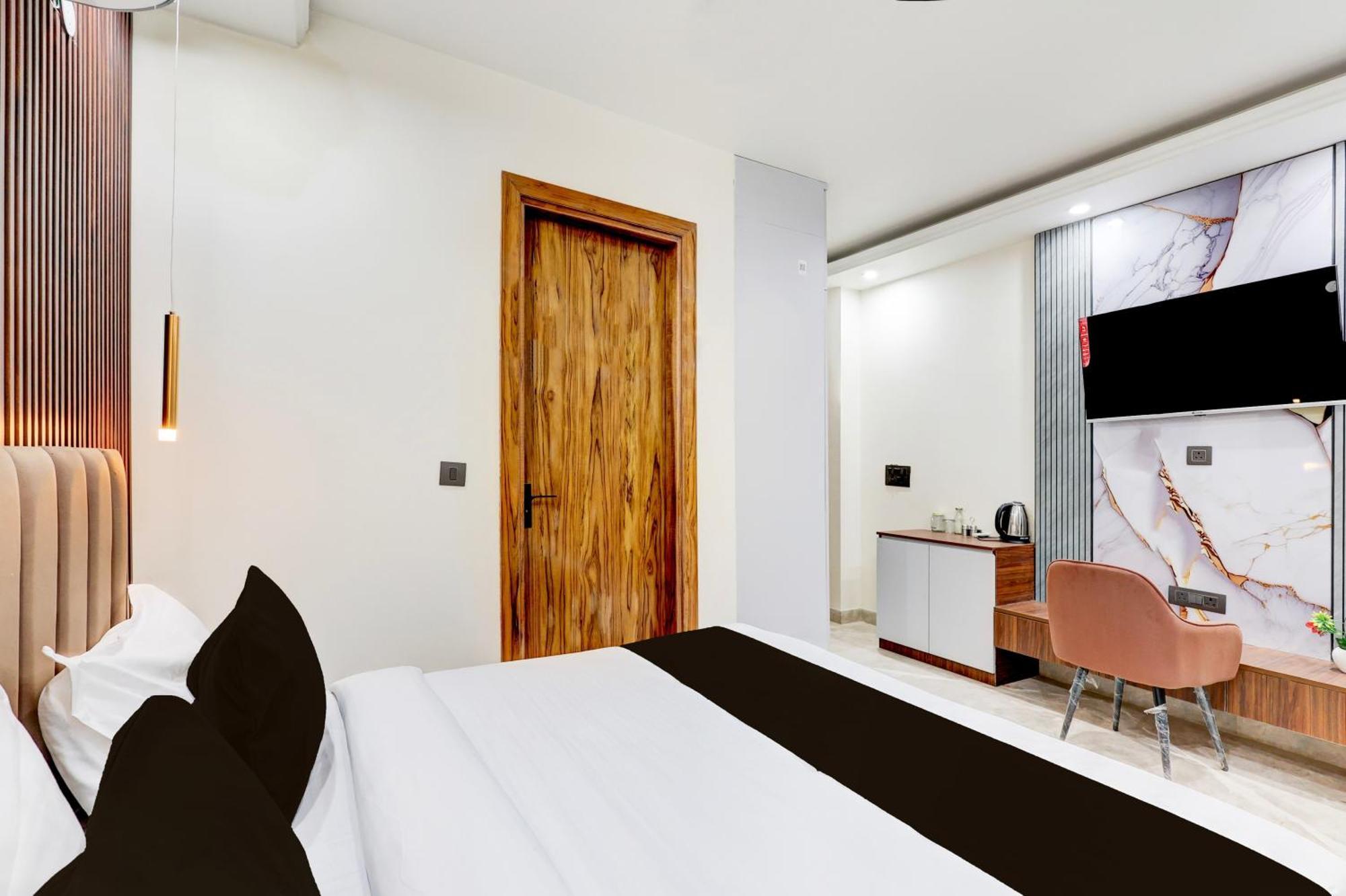 Super Hotel O Sector 43 Ґурґаон Екстер'єр фото