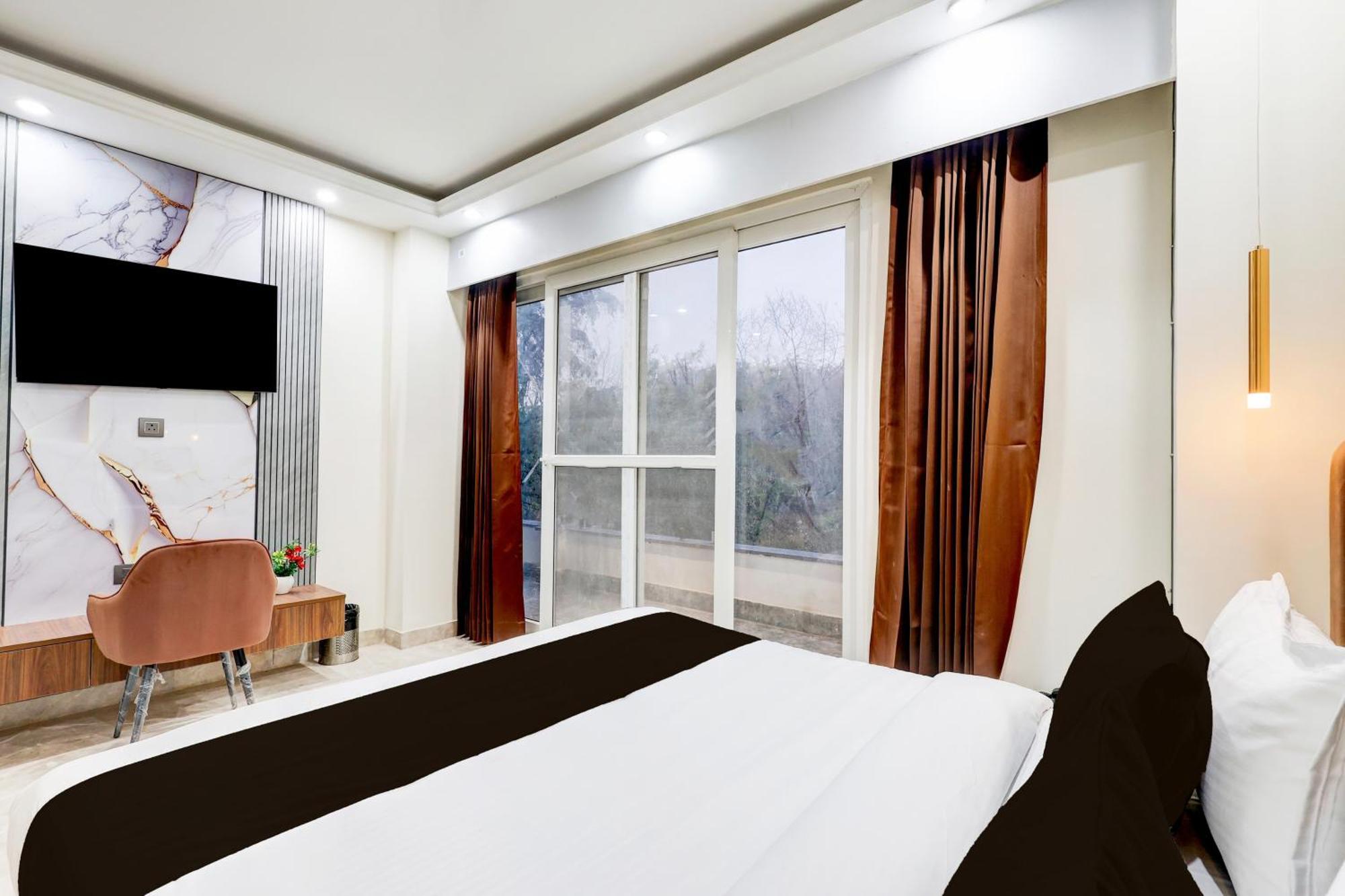 Super Hotel O Sector 43 Ґурґаон Екстер'єр фото